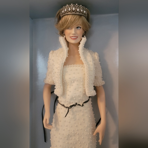 Elegant White Pearl-Embellished Skirt - Picture 2 of 2